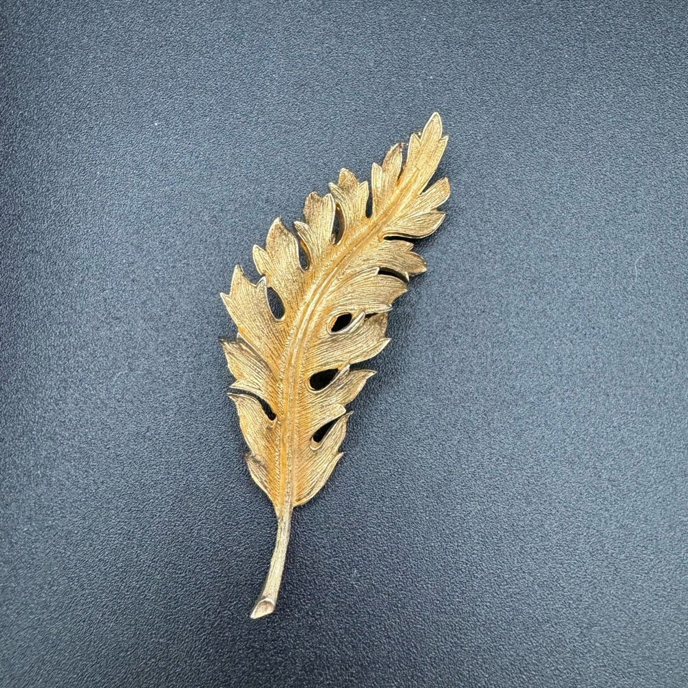 Vintage Coro 1961 Gold Tone Textured Leaf Brooch