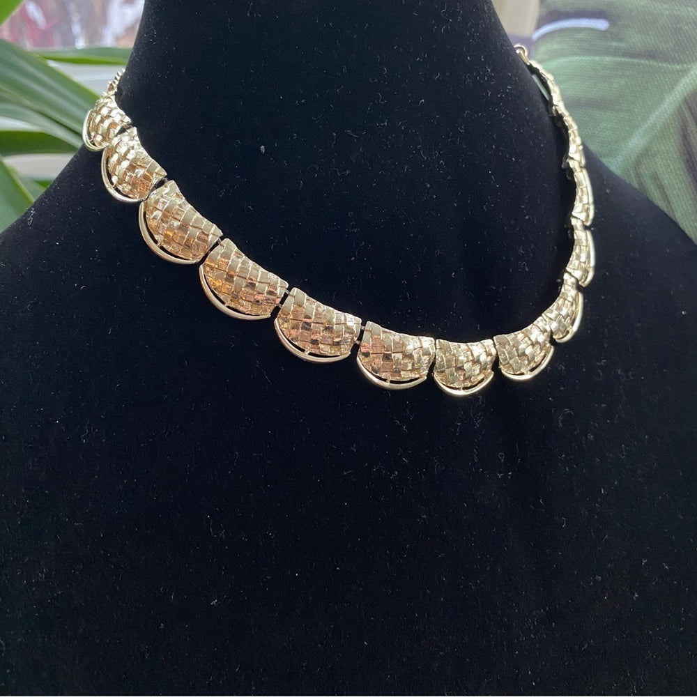 Vintage Coro Script Gold-Tone Scalloped Linked Necklace with Braided Detail 17”