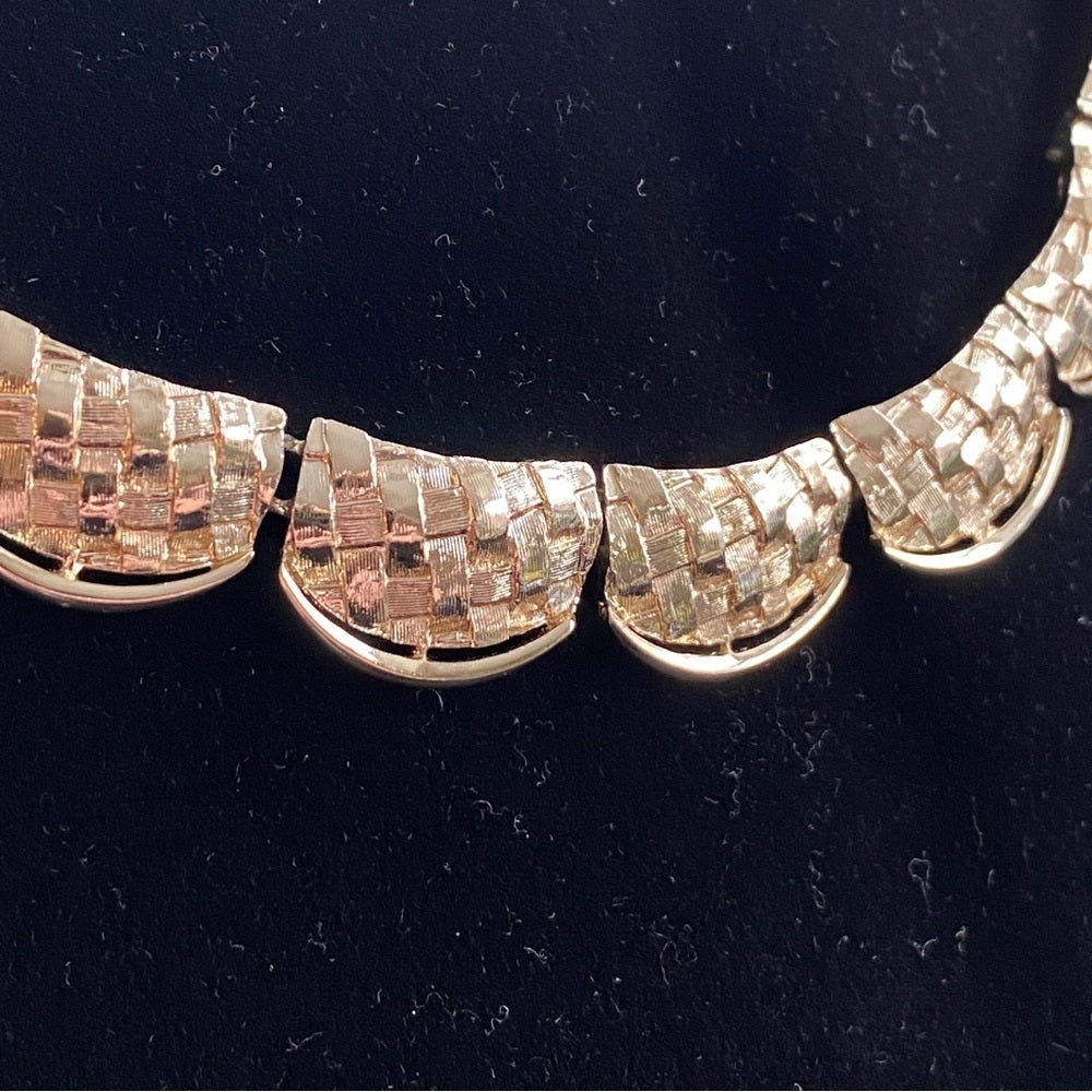 Vintage Coro Script Gold-Tone Scalloped Linked Necklace with Braided Detail 17”