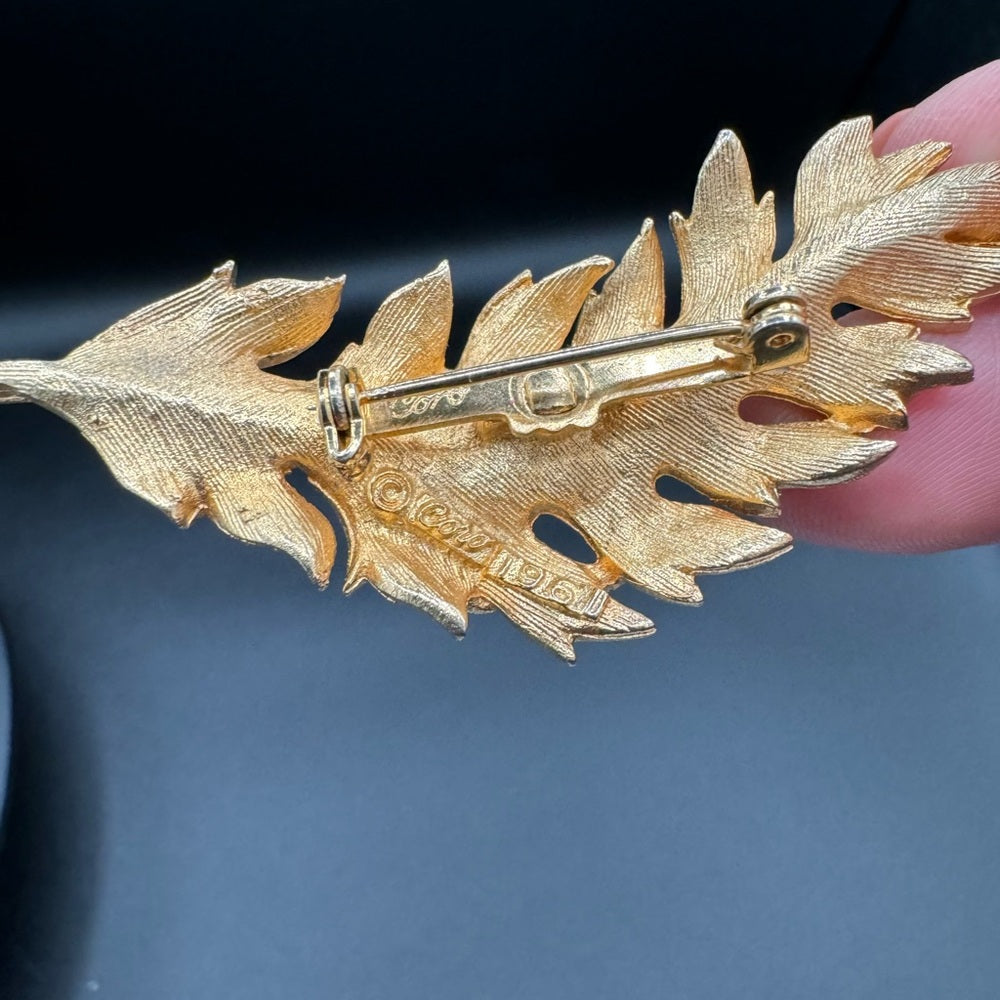 Vintage Coro 1961 Gold Tone Textured Leaf Brooch