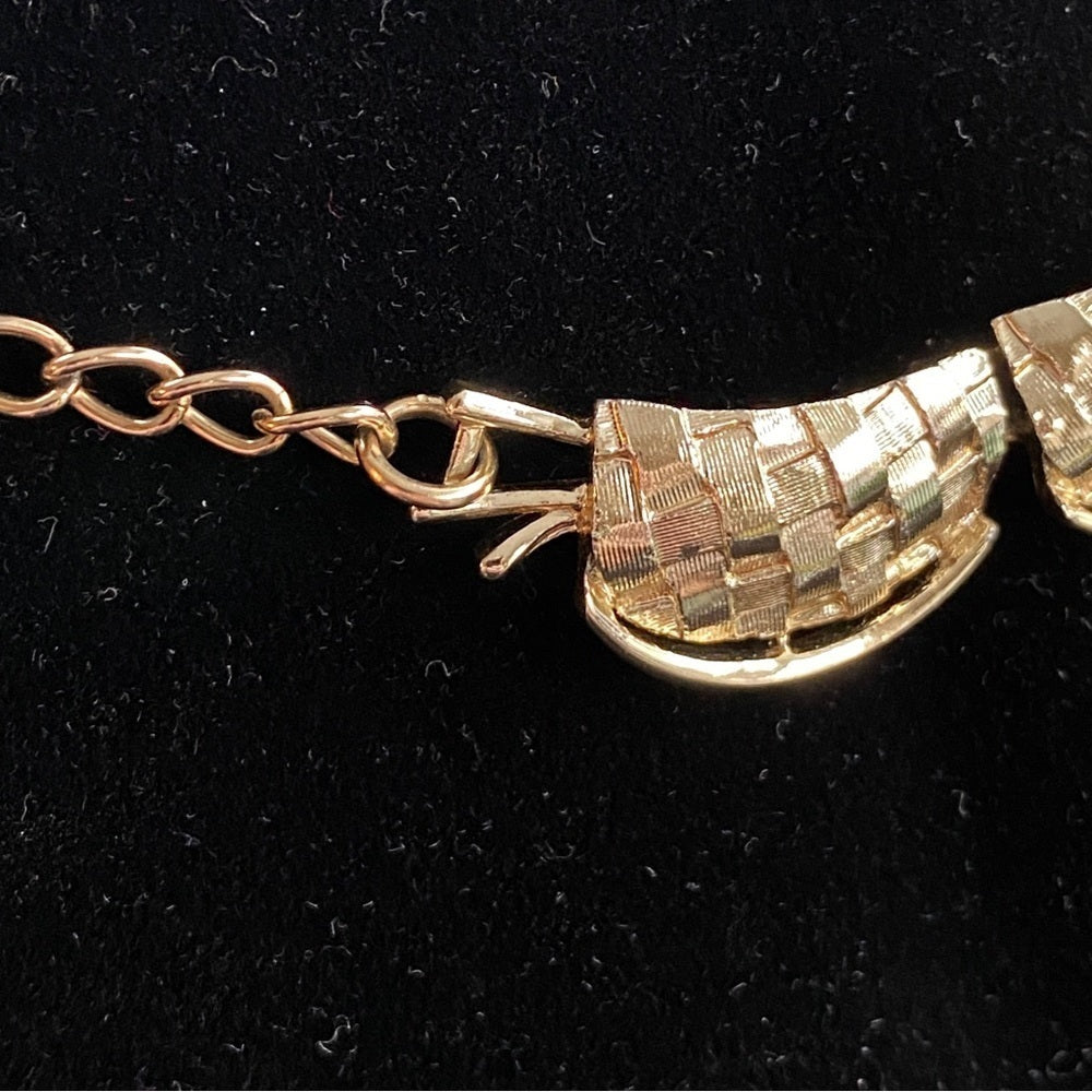 Vintage Coro Script Gold-Tone Scalloped Linked Necklace with Braided Detail 17”