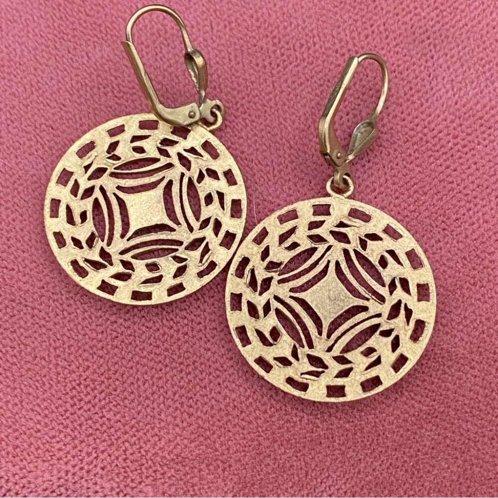 EarringsElegant Gold Tone Ornate Filigree Earrings - Blue Ruby