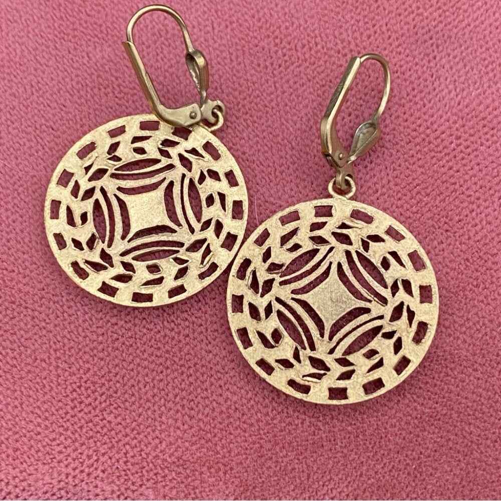 EarringsElegant Gold Tone Ornate Filigree Earrings - Blue Ruby