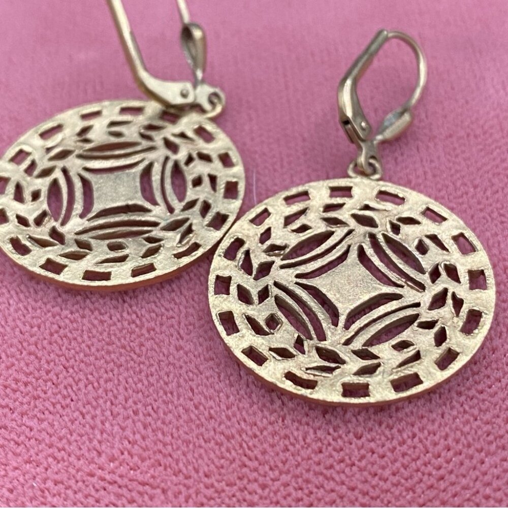 EarringsElegant Gold Tone Ornate Filigree Earrings - Blue Ruby