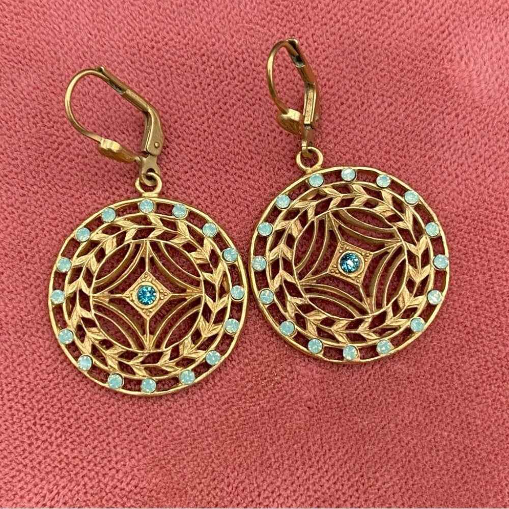 EarringsElegant Gold Tone Ornate Filigree Earrings - Blue Ruby