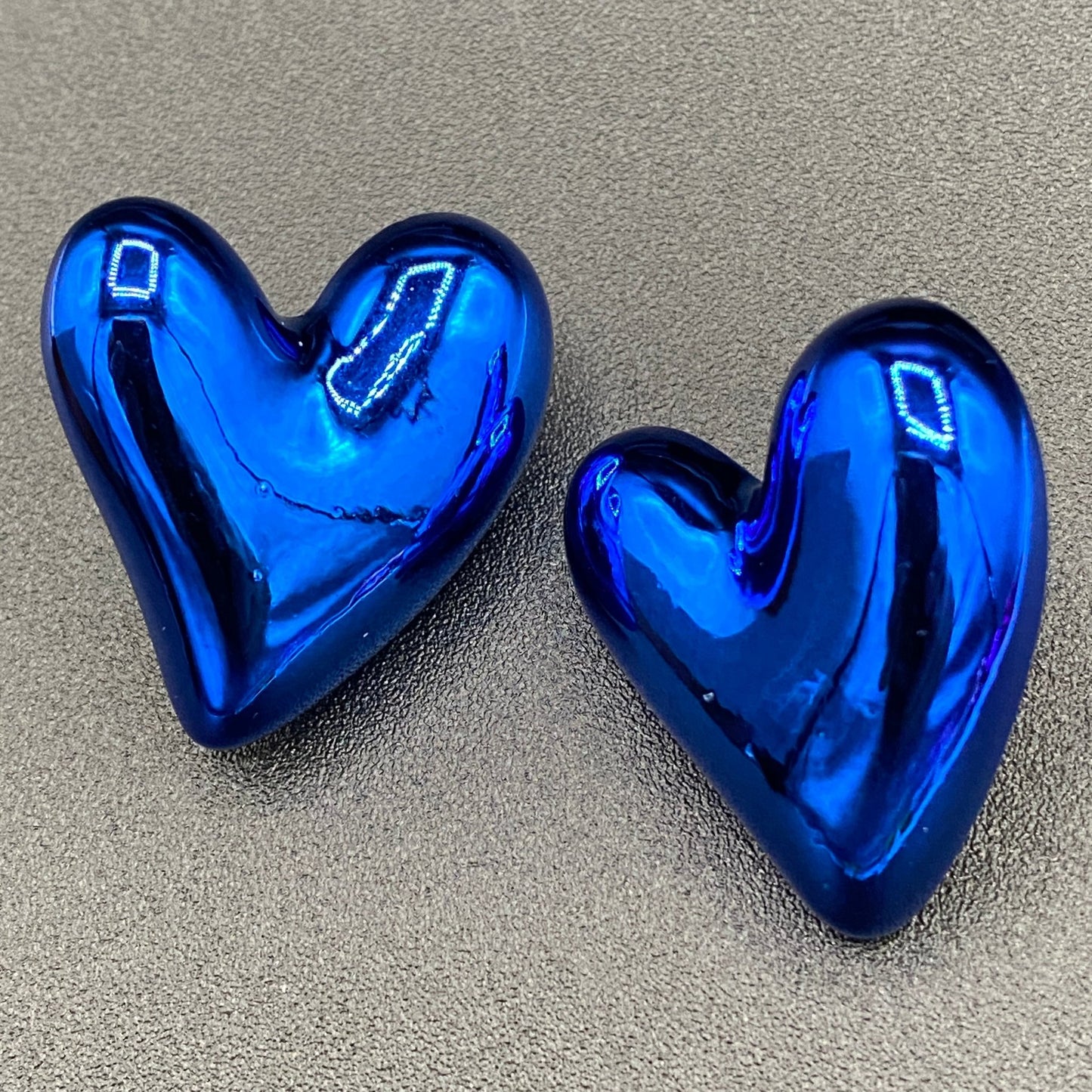 EarringsFoil Balloon-Style Witch's Heart Stud Earrings