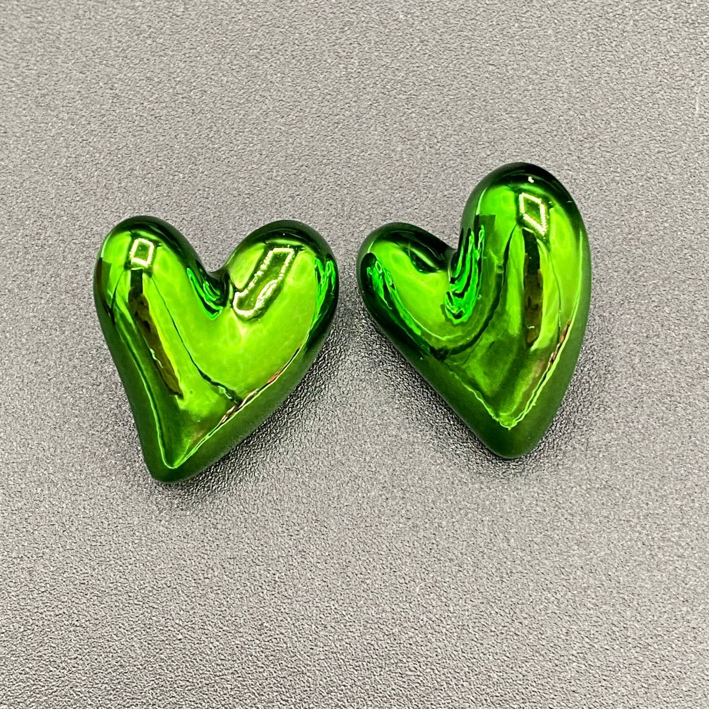 EarringsFoil Balloon-Style Witch's Heart Stud Earrings