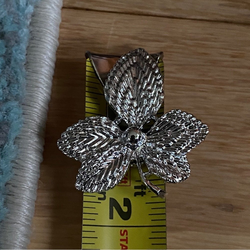BroochesGerry's Brooch - Vintage Leaf Motif in Silver-tone - Modernist Minimal Style