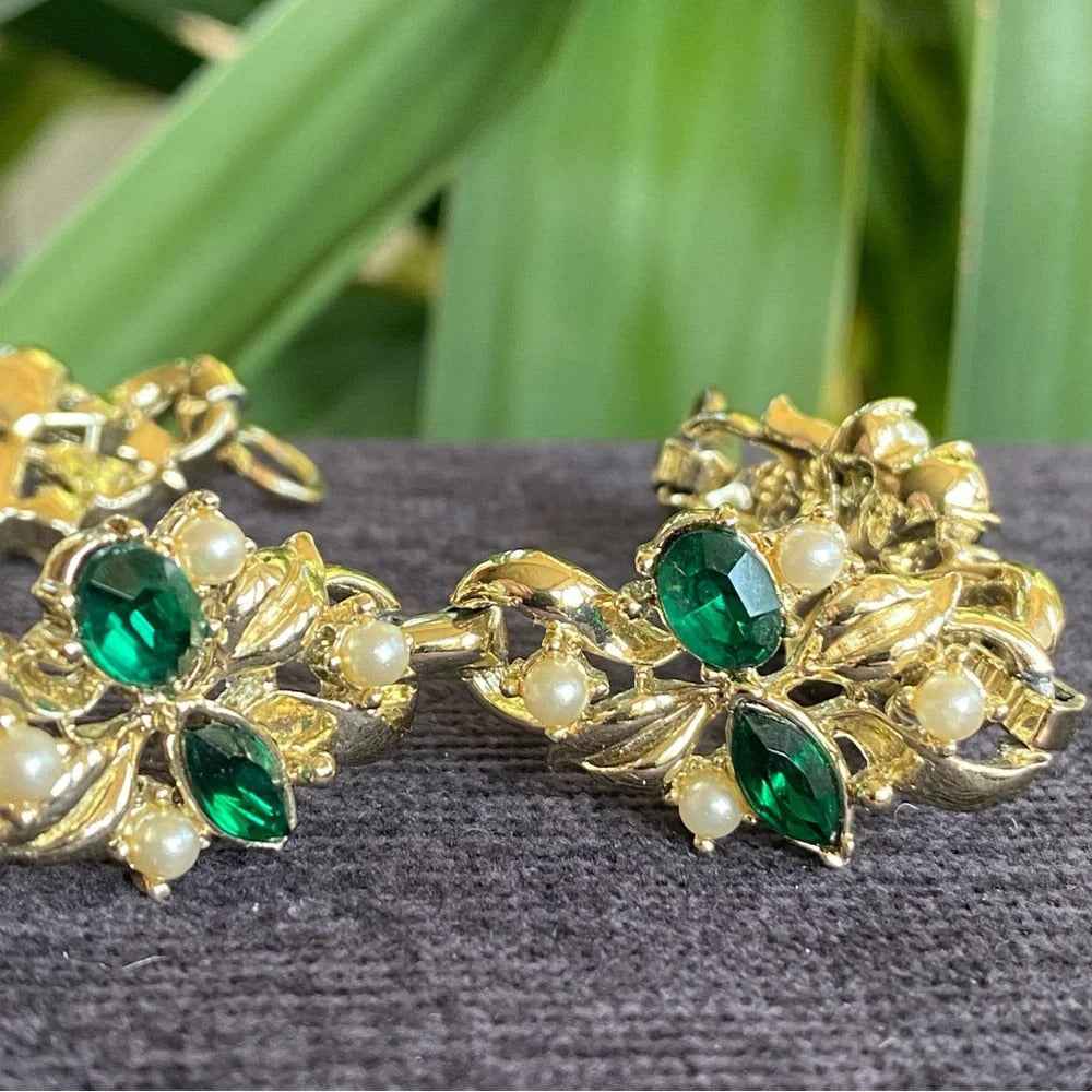 BraceletOrnate Emerald & Faux Pearl Victorian-Inspired Gold-Tone Bracelet