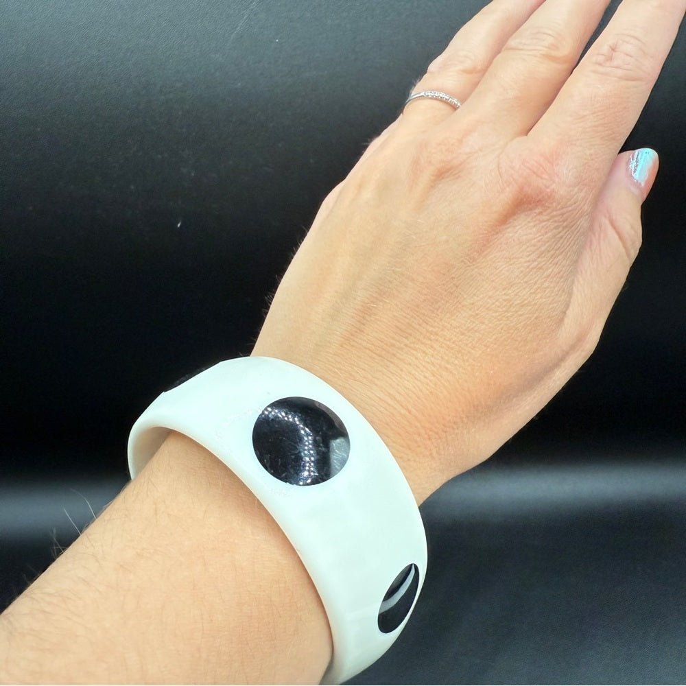 BraceletPolka Dot Black & White Plastic Bangle Bracelet