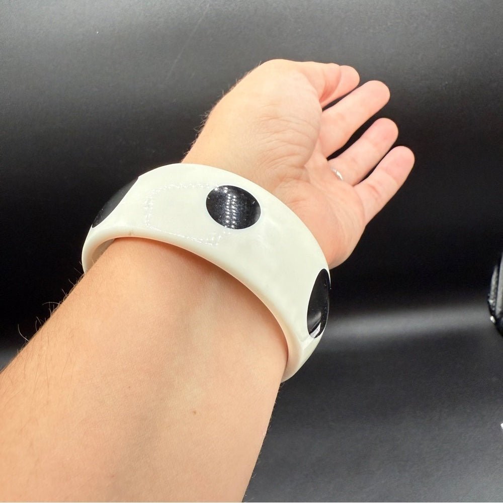 BraceletPolka Dot Black & White Plastic Bangle Bracelet
