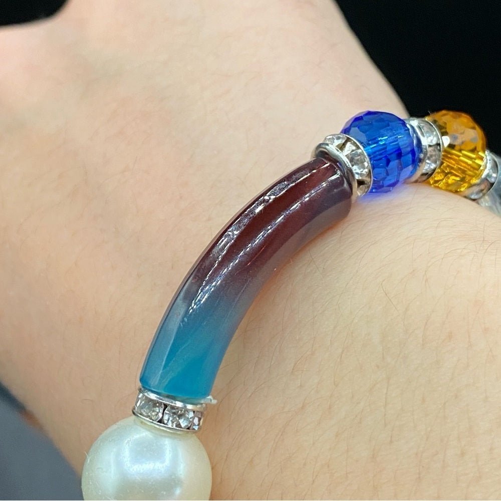 BraceletVibrant Crystal & Ombré Lucite Y2K Stretch Bracelet