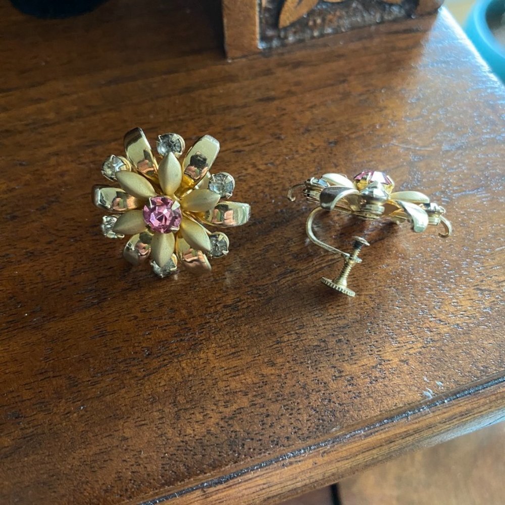 EarringsVintage 1950s Floral Rhinestone Screwback Earrings — Gold Tone