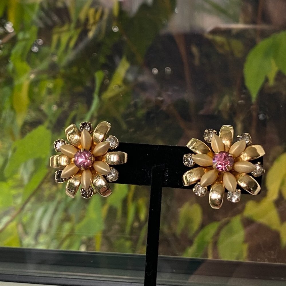 EarringsVintage 1950s Floral Rhinestone Screwback Earrings — Gold Tone