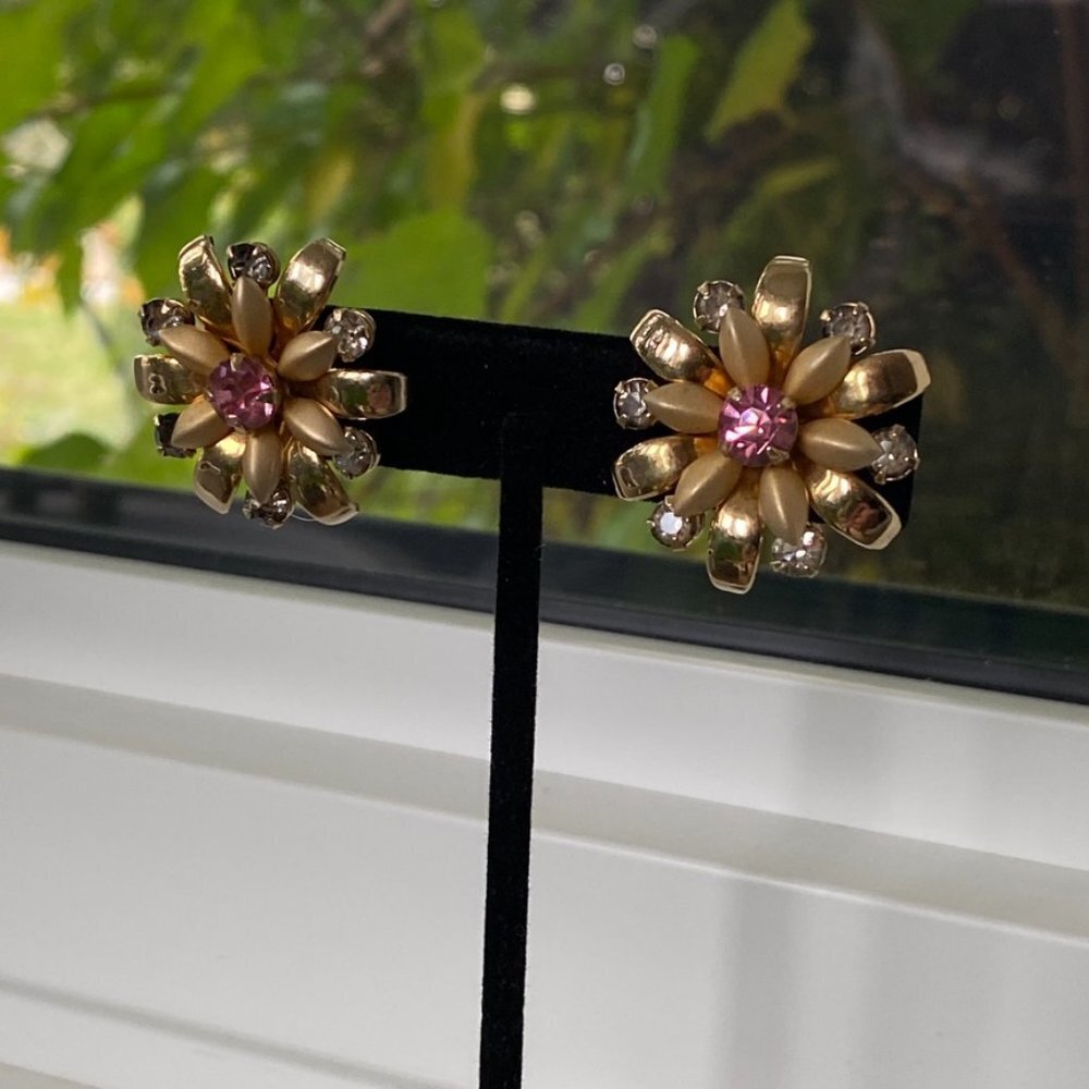 EarringsVintage 1950s Floral Rhinestone Screwback Earrings — Gold Tone