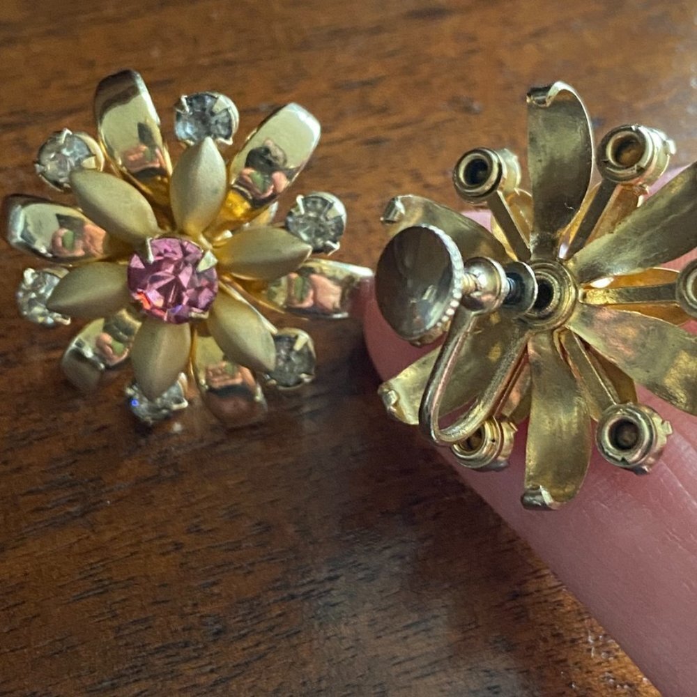 EarringsVintage 1950s Floral Rhinestone Screwback Earrings — Gold Tone