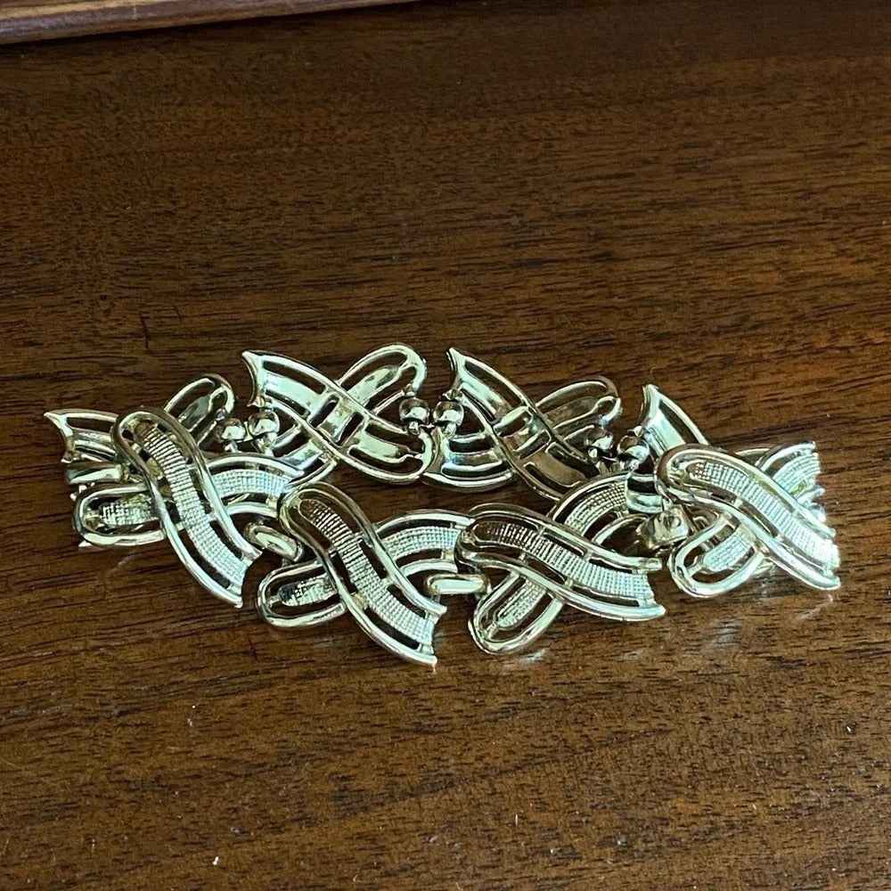 BraceletVintage 80s Runway Style Gold-Tone Braided X-Link Bracelet