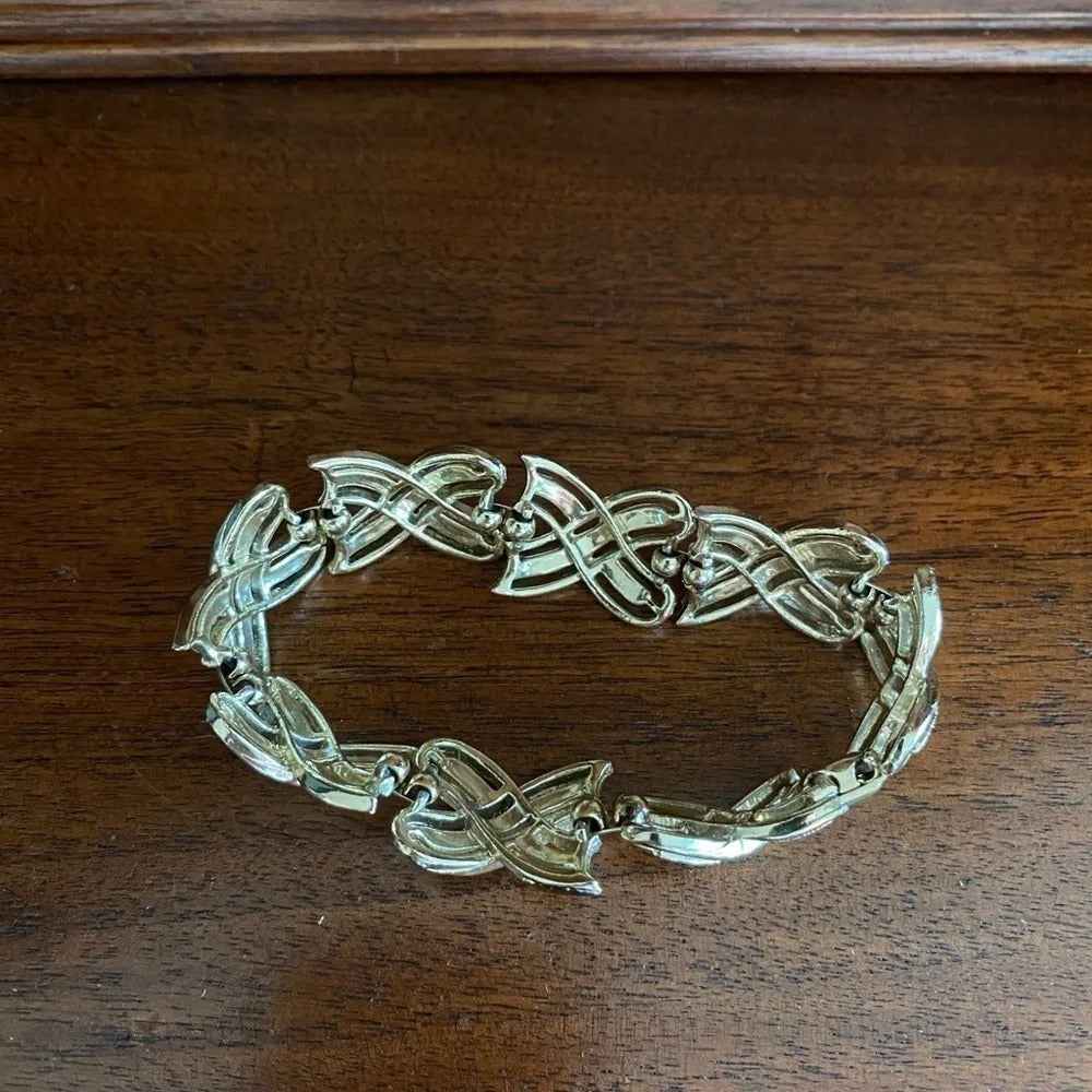 BraceletVintage 80s Runway Style Gold-Tone Braided X-Link Bracelet