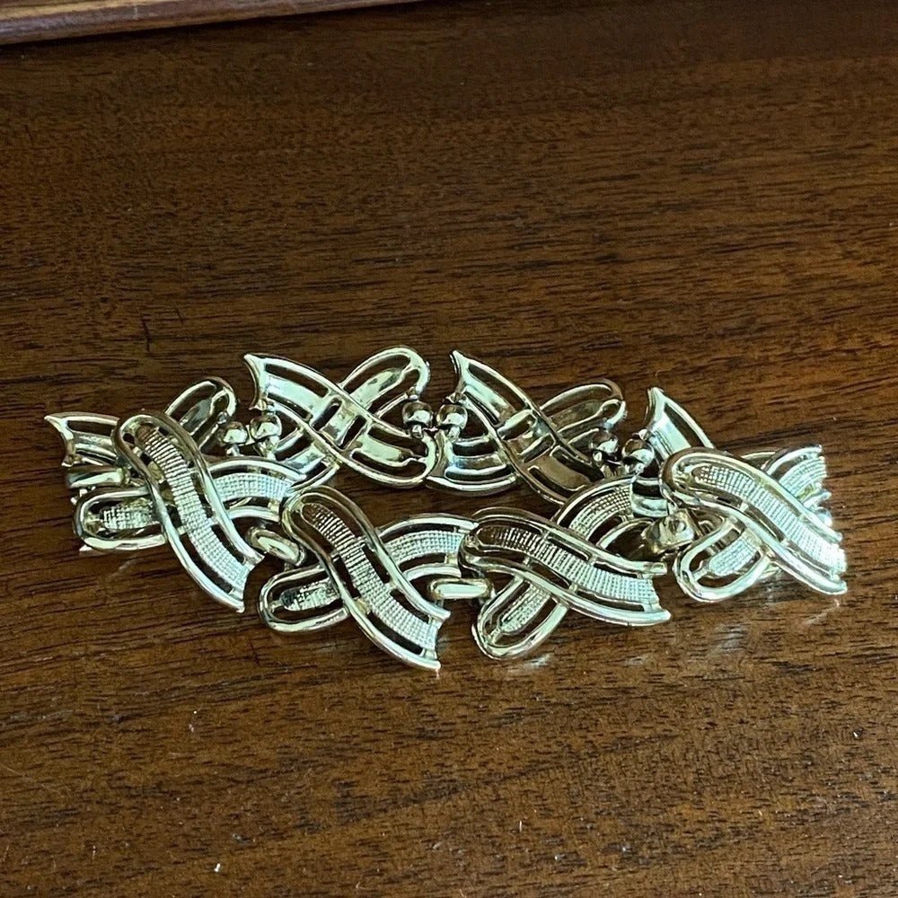BraceletVintage 80s Runway Style Gold-Tone Braided X-Link Bracelet