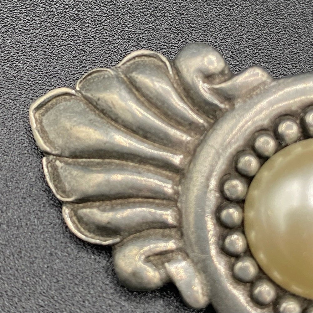 BroochesVintage Signed Seagull Canada Pewter Victorian Style Brooch with Faux Pearl