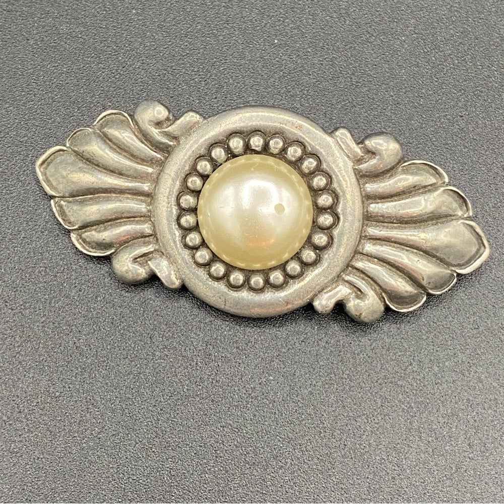 BroochesVintage Signed Seagull Canada Pewter Victorian Style Brooch with Faux Pearl