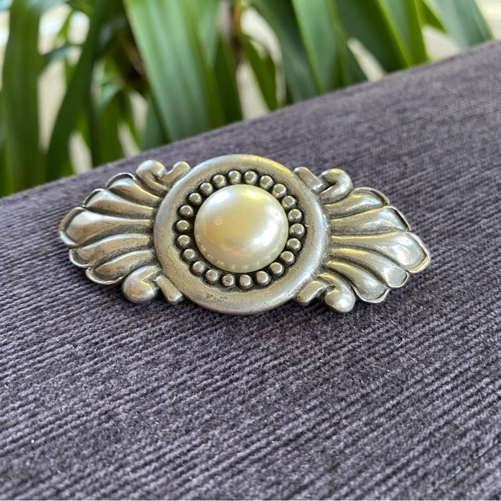 BroochesVintage Signed Seagull Canada Pewter Victorian Style Brooch with Faux Pearl