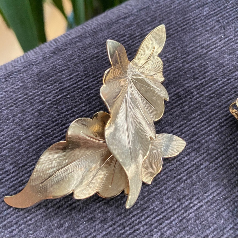 Gold Tone 80s Clip On Earrings - Vintage Articulating Leaves