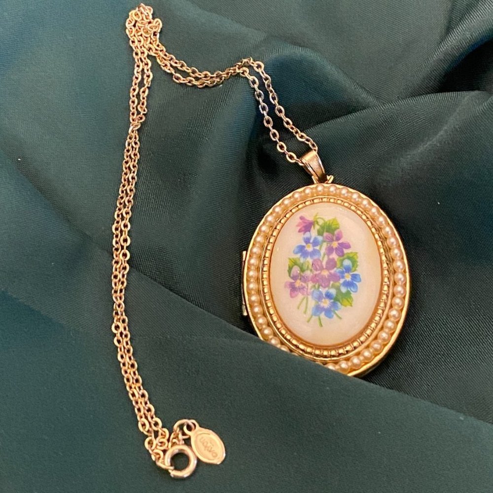 Vintage 1970s Avon Keep Sake Memory Locket and Chain Gold Tone Floral Violets