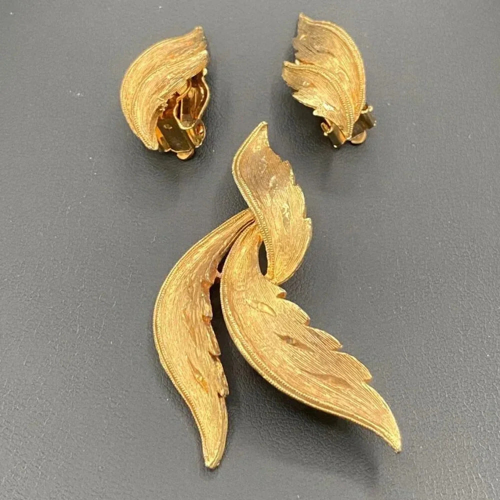 Vintage 60s JJ Textured Gold Tone Gilt Leaf Set Brooch and Clip On Earrings