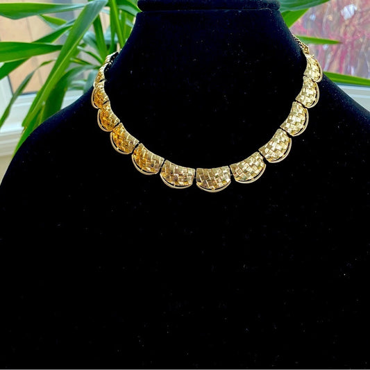 Vintage Coro Script Gold-Tone Scalloped Linked Necklace with Braided Detail 17”