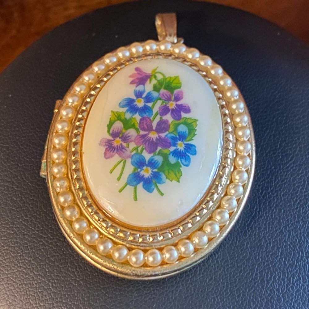 Vintage 1970s Avon Keep Sake Memory Locket and Chain Gold Tone Floral Violets