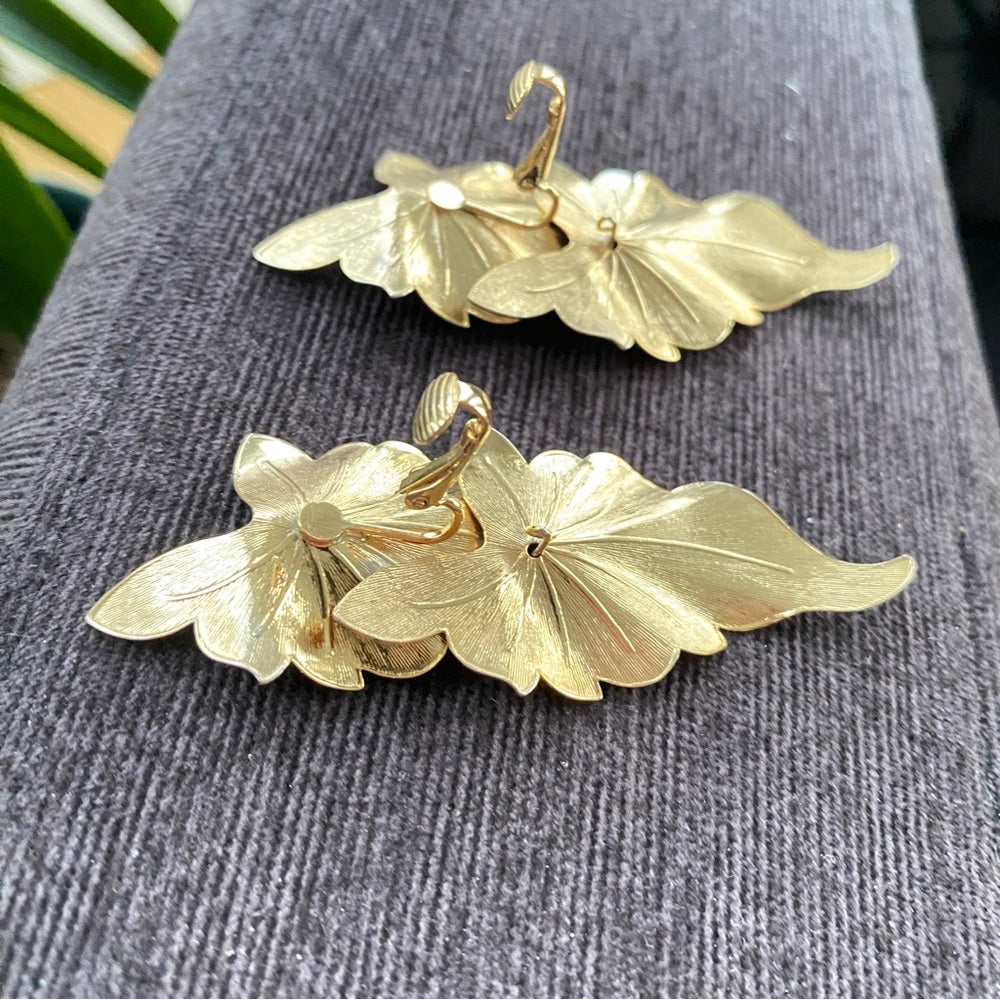 Gold Tone 80s Clip On Earrings - Vintage Articulating Leaves