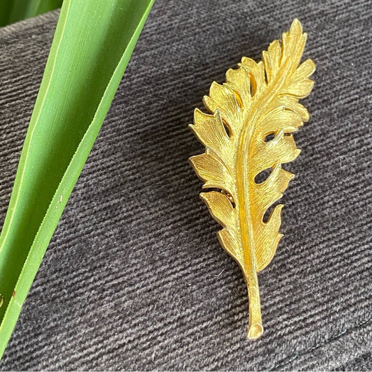 Vintage Coro 1961 Gold Tone Textured Leaf Brooch